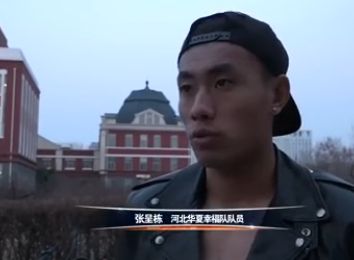 归根结底，是否续约/转会将由阿方索本人做出：如果留下，拜仁也无法提供给他一份天文数字的合同，因为这家球队在控制工资方面非常严格。